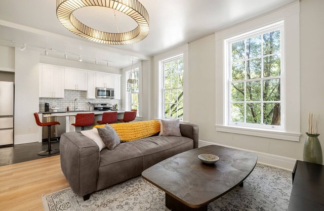 Airy, Elegant 1bd Apartment, Steps from Everything