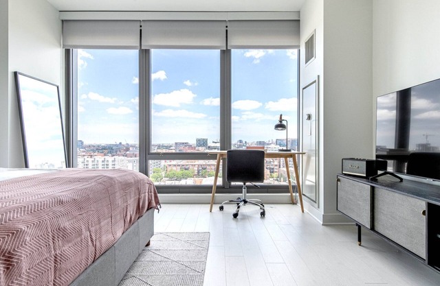 Airy West Loop Studio w/Gym, Pool, Coworking, walk to UIC, by Blueground