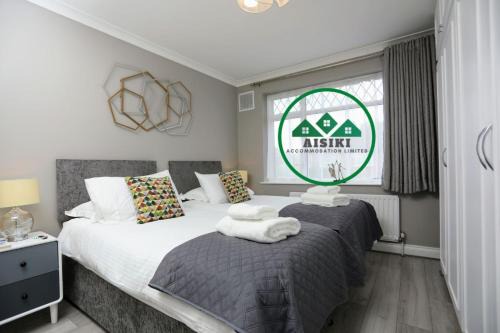 Aisiki Stays Apartments at Hillingdon, 3-Bedroom & 2-Bathroom, Pet Friendly House with Garden, King or Twin Beds with Free Wi-Fi & Parking Space