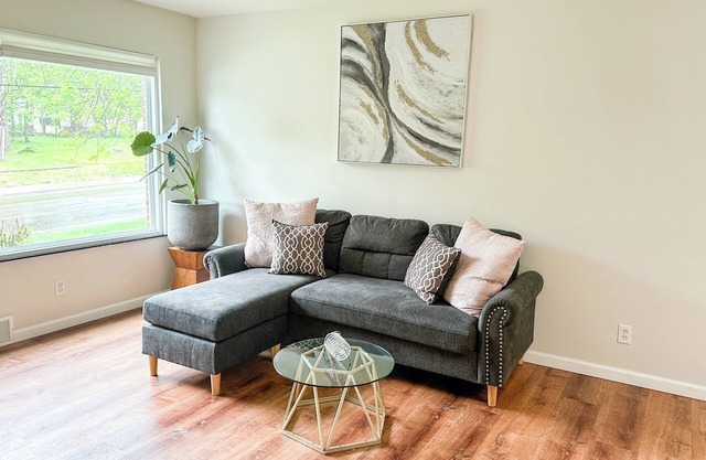 Akron Abode - 2 pm Check In & Check Out