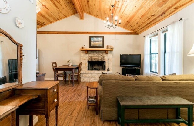 Alamo Spring- Country Cabin | Comfy Cabin