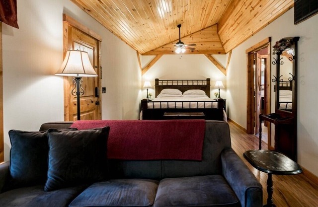 Alamo Springs- The Barn | Relaxing Retreat
