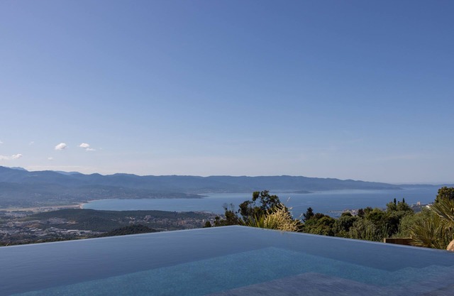ALAV13AC Located in the village of Alata, overlooking the bay of Ajaccio 6bedrooms