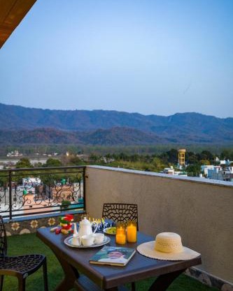 Alaya Stays BYDM The Sky Heaven - 4 BHK Penthouse 15 Min from Triveni Ghat With Balcony, Bar & Lift