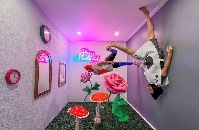 Alice in Wonderland Themed house with Illusion Room, Private Pool in Kissimmee