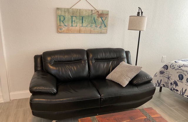 ALL NEW Cozy Romantic getaway at the Pelican studio!