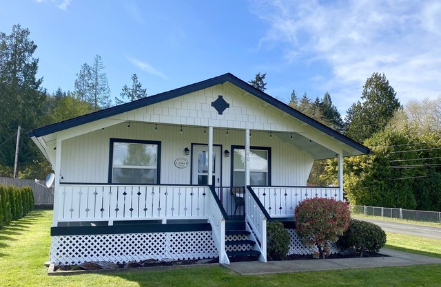 Aloha Cottage, a cute and cozy cottage near Port Ludlow