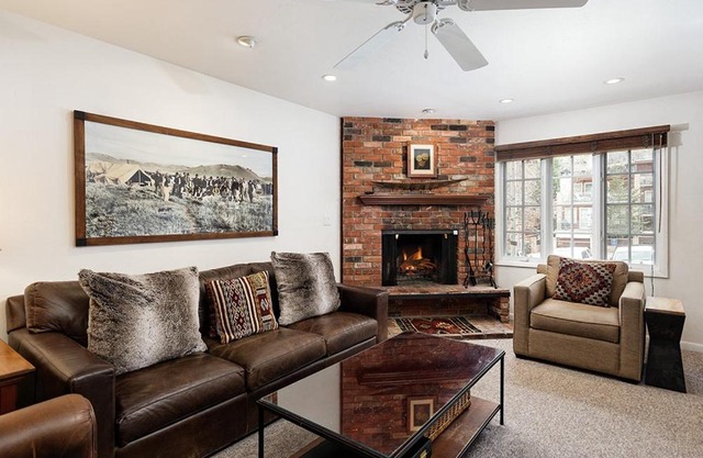 Alpenblick Unit 18, Spacious Remodeled Townhouse with Great Location