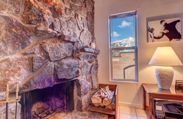 Alpine 203 Condo close to lift