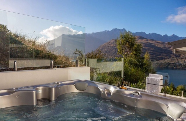 Alpine Edge – Hot Tub, Fireplace, Remarkables View