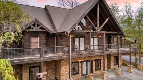 Alpine Mountain Lodge by AvantStay Sleeps 19 Luxury Cabin Game Room, Hot Tub Dollywood