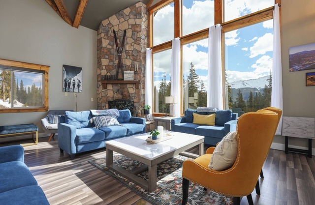 Alpine View Lodge: Mountain Views, Hot Tub, Dog Friendly