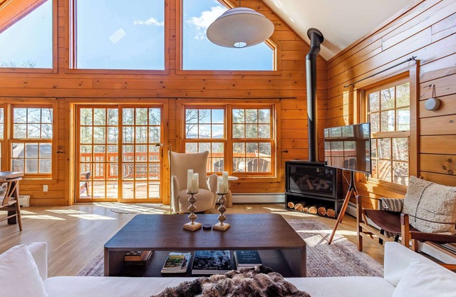 Alpine View: Rustic Charm, Mountain Views & Sauna