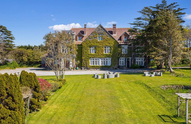 ALSTON HALL, pet friendly, with pool in Battisborough Cross