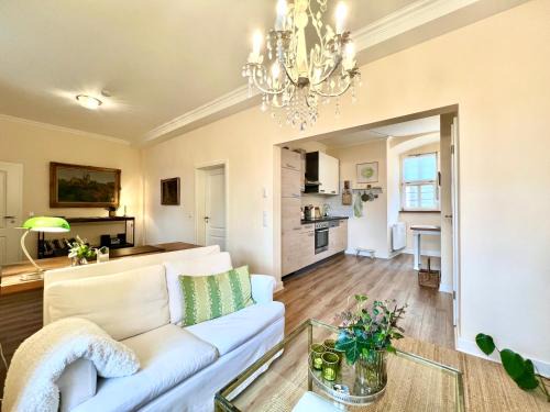 ALTE FÖRSTEREI - Elegantes Apartment in der historischen Hinterburg Schlitz - mit Aufzug, Parkplatz & Garten - nahe Fulda und Bad Hersfeld