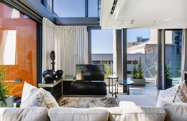 Always-Power Stunning Apartment with 180 Degree City View near V&A Waterfront