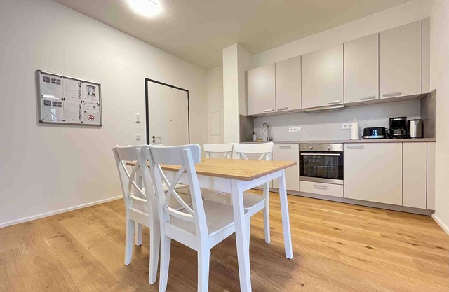 (AM1036) Modern fitters' apartment with balcony