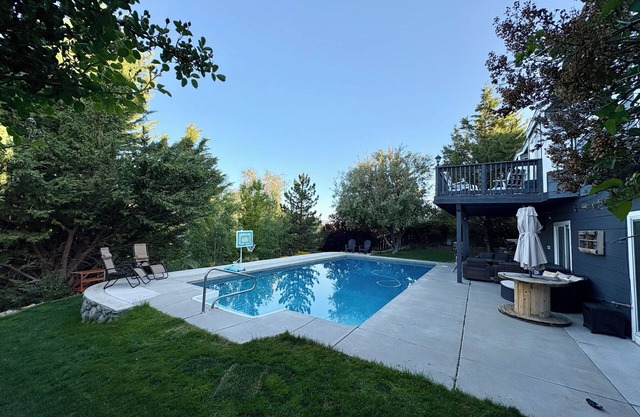 Amazing 2-bedroom guest house with pool. Very Private and Quiet Neighborhood!