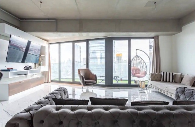 Amazing Central King Suite in 2 BR condo W Pool & Gym ( Ideal for long Stay)