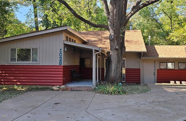 Amazing Get-Away on the Creek. Enjoy the sound of Christopher Creek steps away!