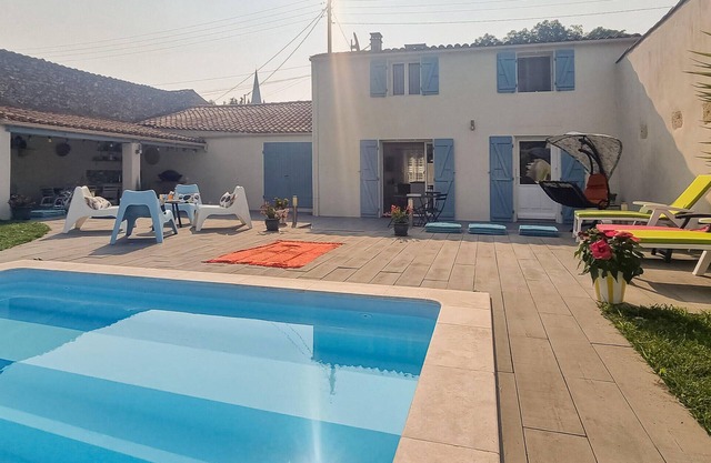 Amazing home in Marennes