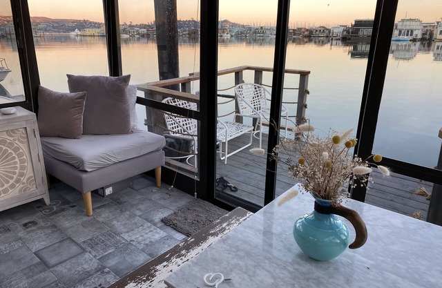 Amazing house on the water. This is a wonderful experience you will love.