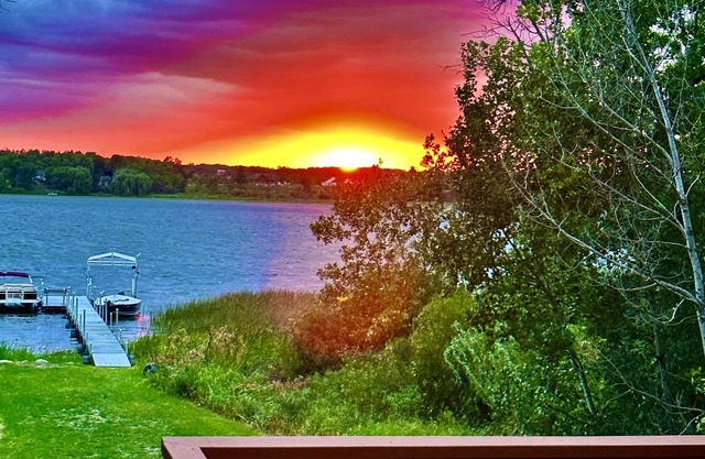 AMAZING LAKE HOUSE 1 hour from cities, Goose Lake, "Where up North starts."