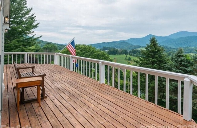 Amazing Mountain Views at Blue Bird Cabin Come Enjoy Our Home