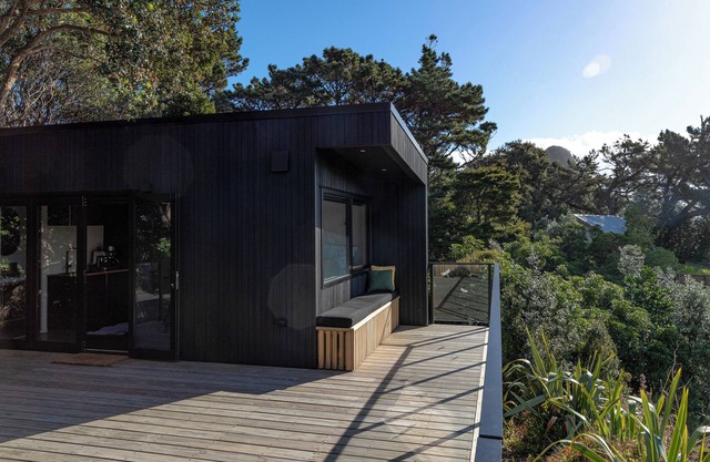 Amazing nature oasis in Piha, with a three minute bush walk to the beach.