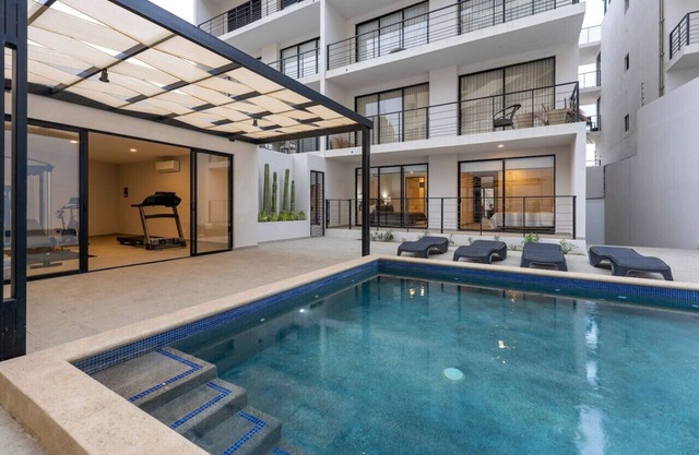 Amazing New 2 BR 5 Min Downtown Pool Gym Parking