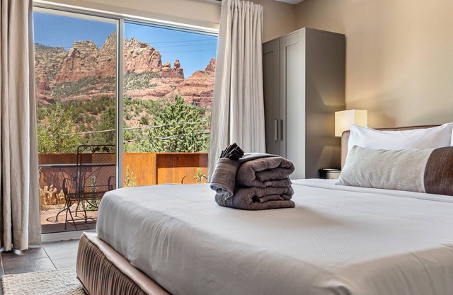 Amazing Patio Views, Walk to Uptown Shops, Hammock and Firepit!
