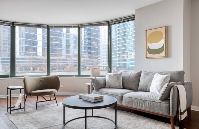 Amazing Streeterville 2BR w/Gym & Pool, Ohio St beach, by Blueground