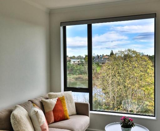 Amazing the Waikato River-View Brand New Villa with 4 bedrooms