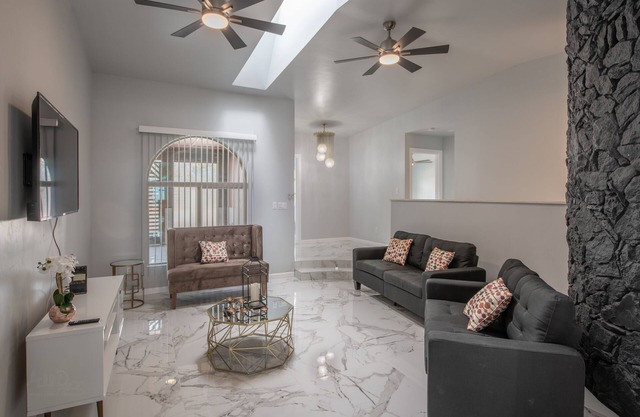 Amazing views! Family-sized house with game, fashion mall