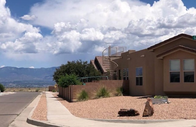 AMAZING VIEWS! Large 4-BR home with hot tub and rooftop deck overlooking ABQ