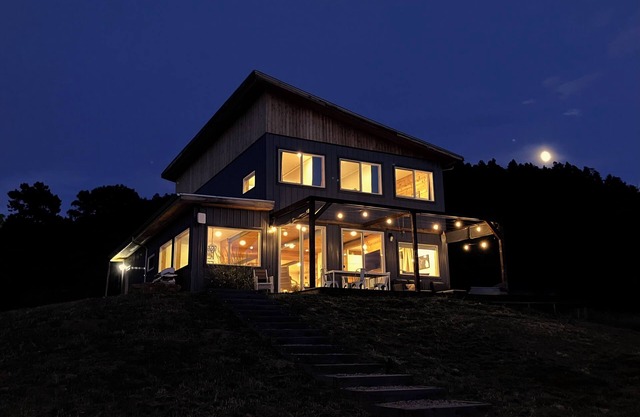 Amazing Views, Peaceful Nature, Close to I25, entire home on Land with Hot Tub,