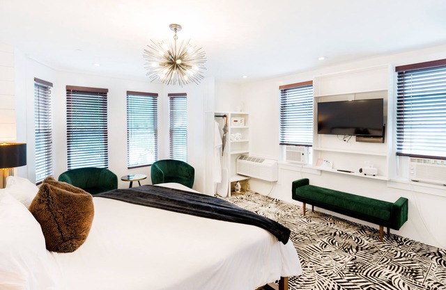 American Beech in Greenport - Deluxe King Suite 11