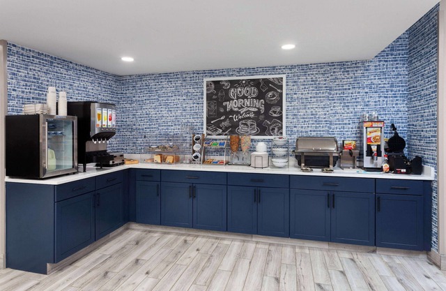 AmericInn by Wyndham Eagle River Downtown