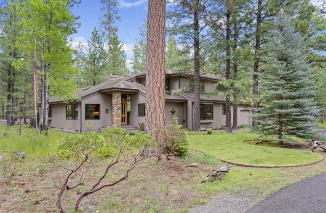 Among the trees w/private hot tub, dog friendly, shared pools, golf, shuffleboard & foosball