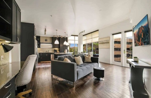 Amyfinehouse |Walkable 3BR Apt| Pool+Desk+Wifi+Gym