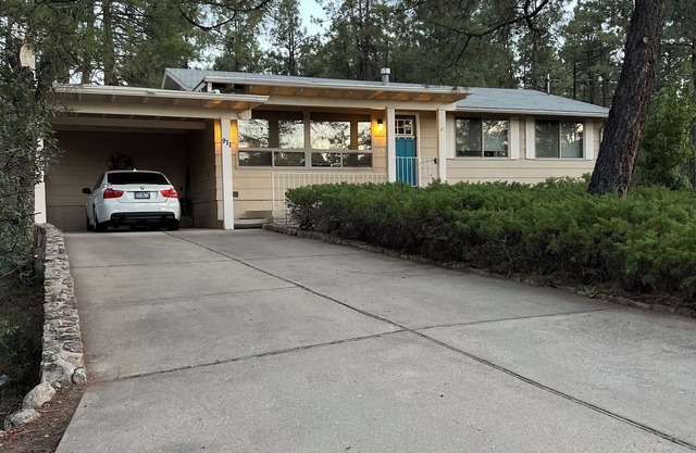 An Adorable House in the cool Pines And Only 5 Minutes From Courthouse Square
