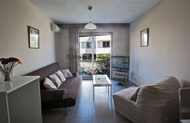 An apartment that sleeps 3 guests in 1 bedroom