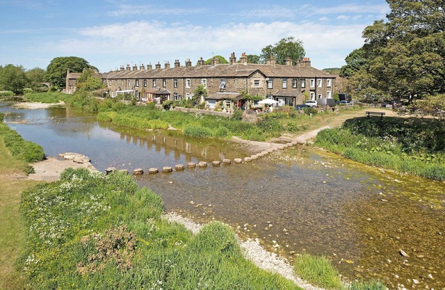 An immaculately presented, 2 bedroom property with river views.