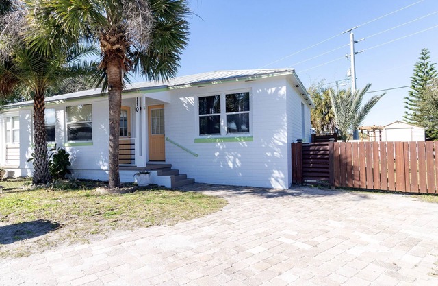 Anastasia Lodge-Family & Dog Friendly Beach Cottage