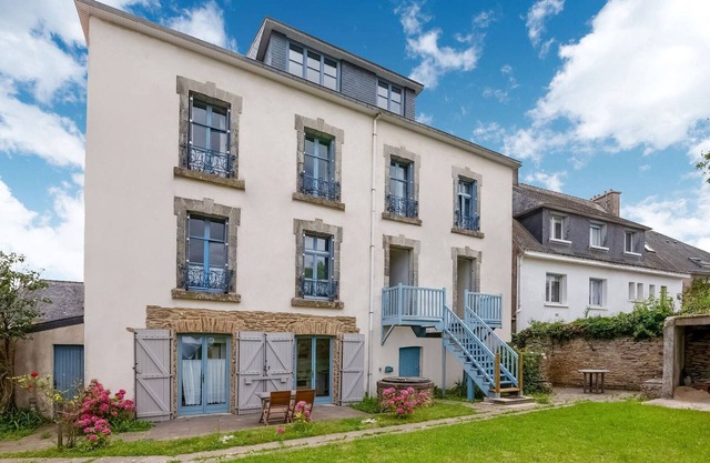 Ancienne Gendarmerie with Sea Views