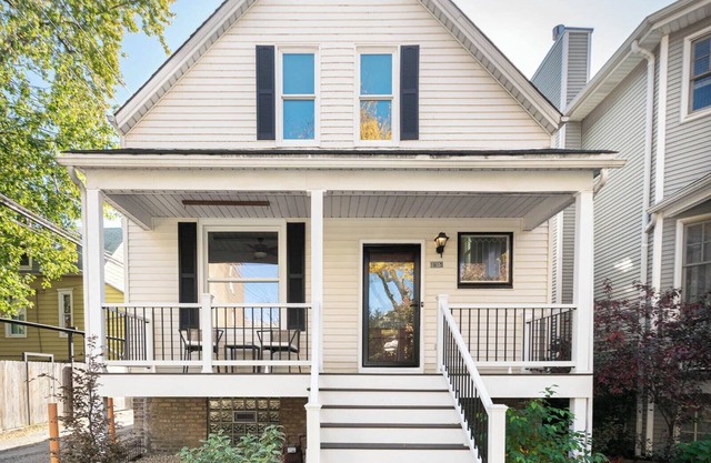 Andersonville Charming 3 Bedroom/2 Bath House with Family Room plus Yard & Patio