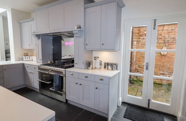 ANGLESEY HOUSE, pet friendly, luxury holiday cottage in Nantwich