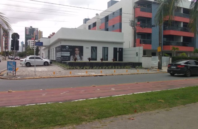 Apartamento Espaçoso - Edifício em Frente à Praia - Pé na Areia