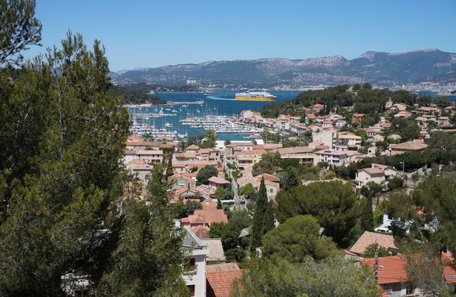 Apartment with sea view in Provencal village
