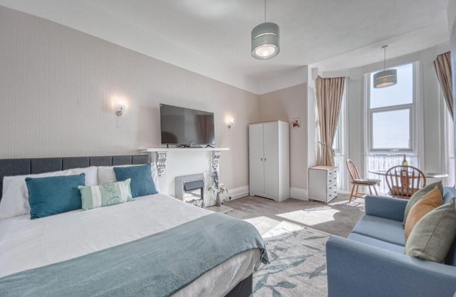 Apartment 1 Large Studio Sea Front- Sea Views- Free Parking